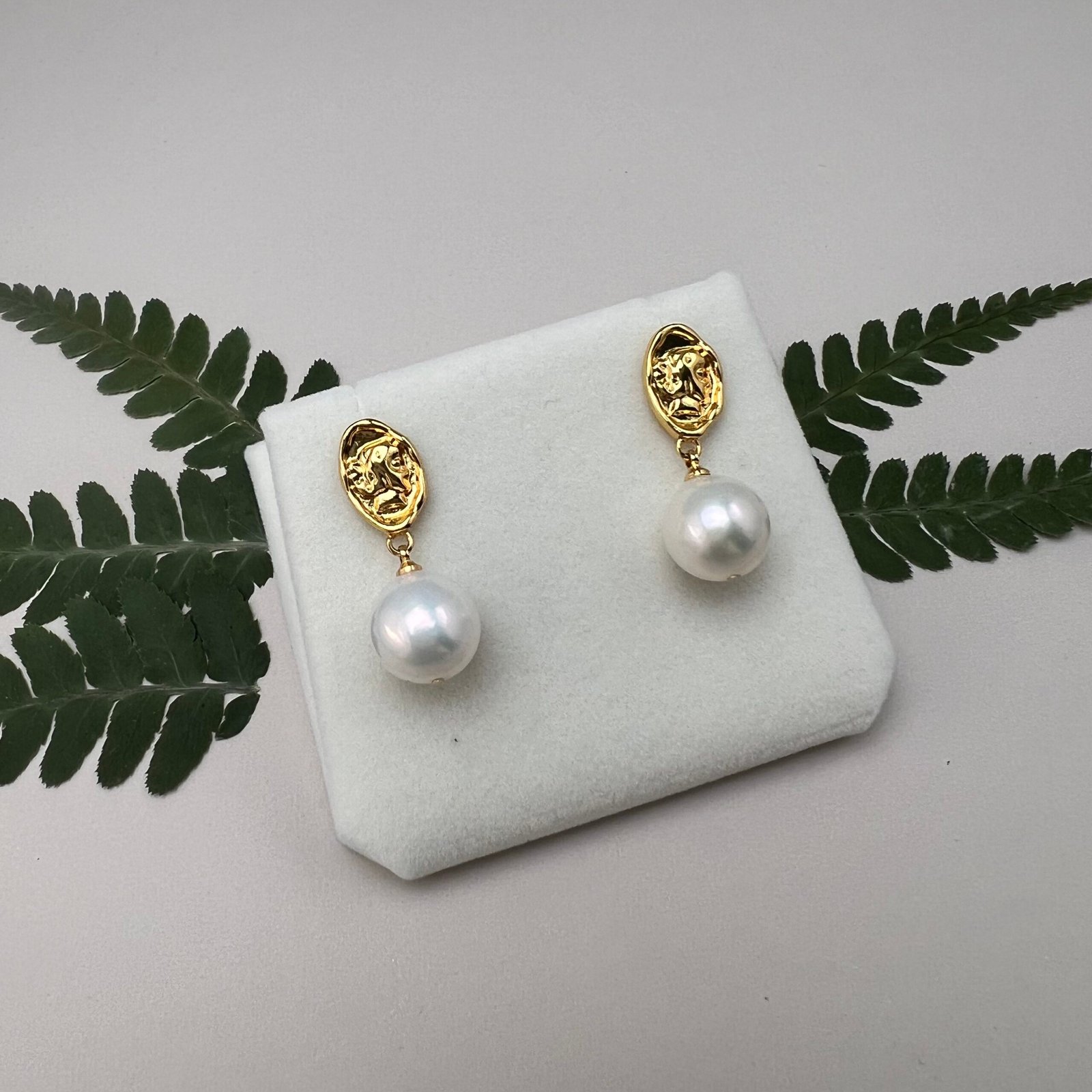 Natural Freshwater Pearl Cameo Earrings - 18K Gold Plated (Gold/Silver Finish) - 图片 2