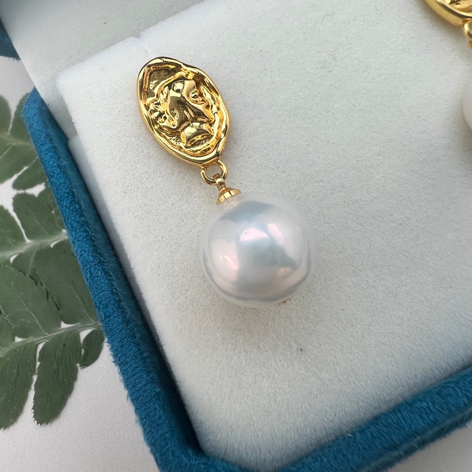 Natural Freshwater Pearl Cameo Earrings - 18K Gold Plated (Gold/Silver Finish) - 图片 3