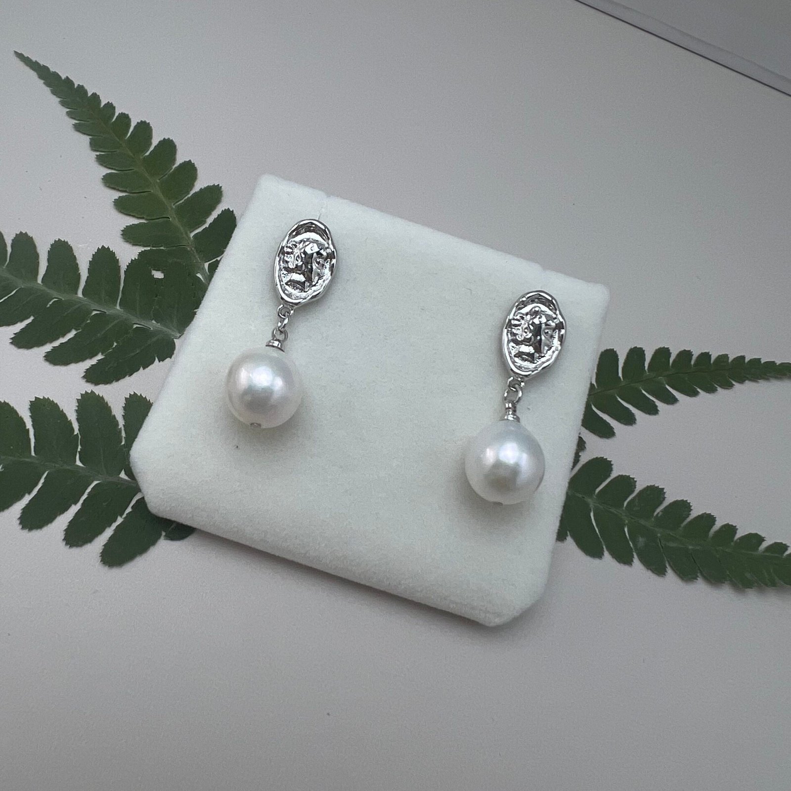 Natural Freshwater Pearl Cameo Earrings - 18K Gold Plated (Gold/Silver Finish) - 图片 5