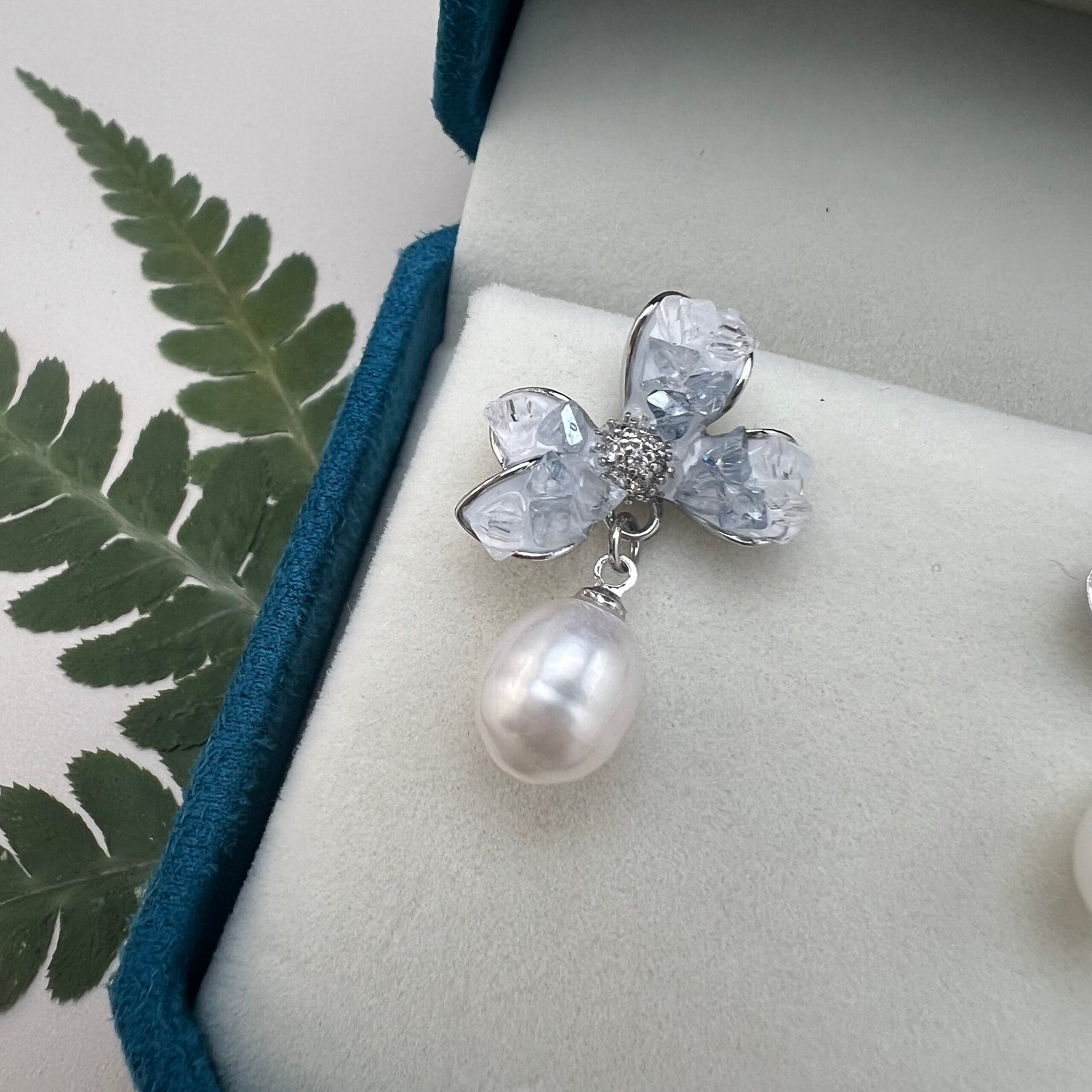 Gradient Fairy Butterfly Pearl Drop Earrings | 18K Platinum-Plated Finish - 图片 2