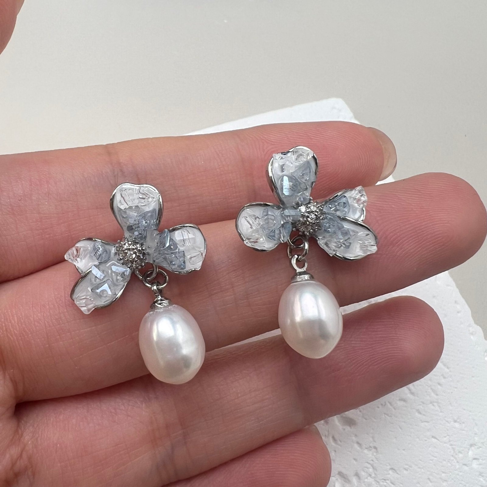 Gradient Fairy Butterfly Pearl Drop Earrings | 18K Platinum-Plated Finish - 图片 4