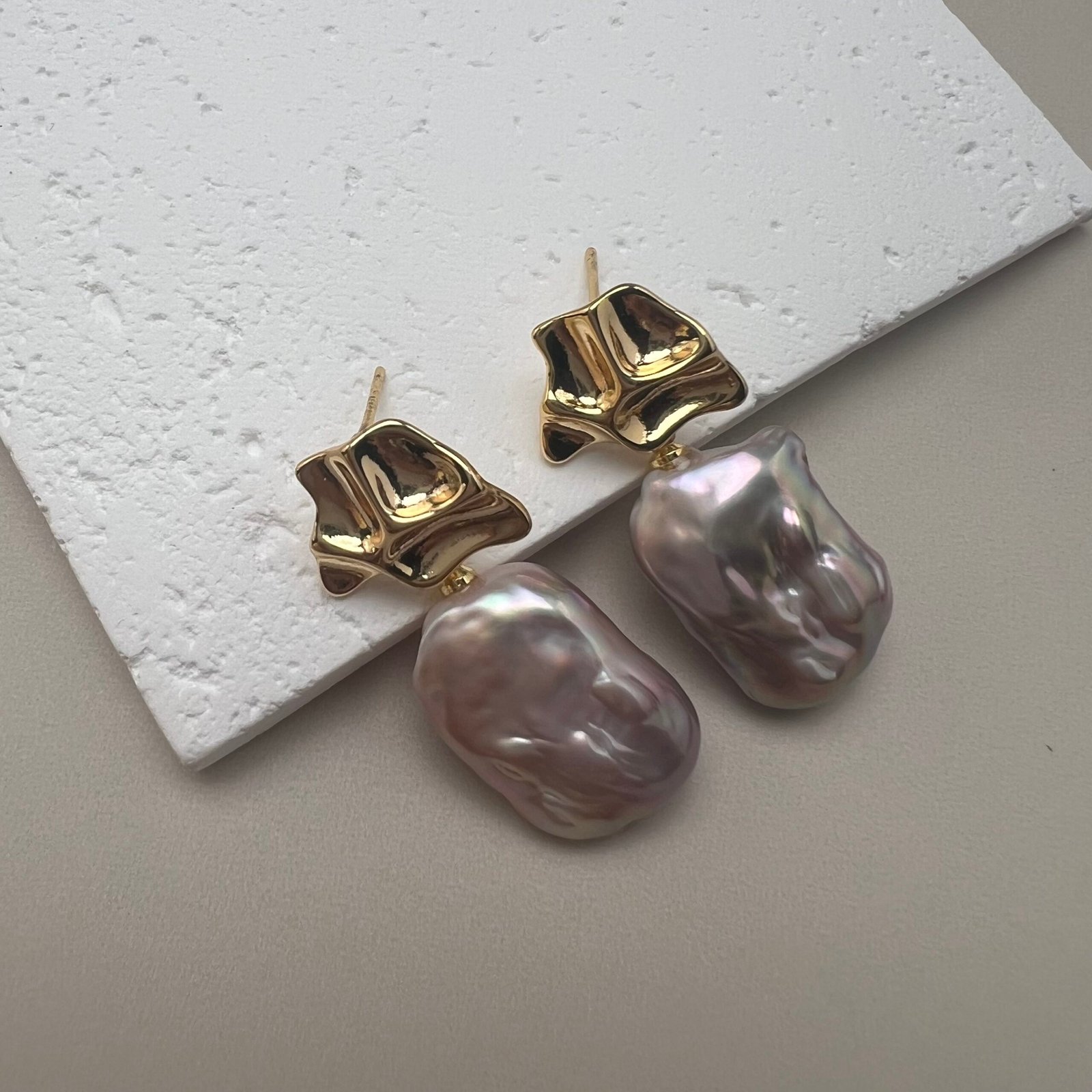 Aurora Baroque Pearl Drop Earrings | Gold-Plated Silver Finish - 图片 3