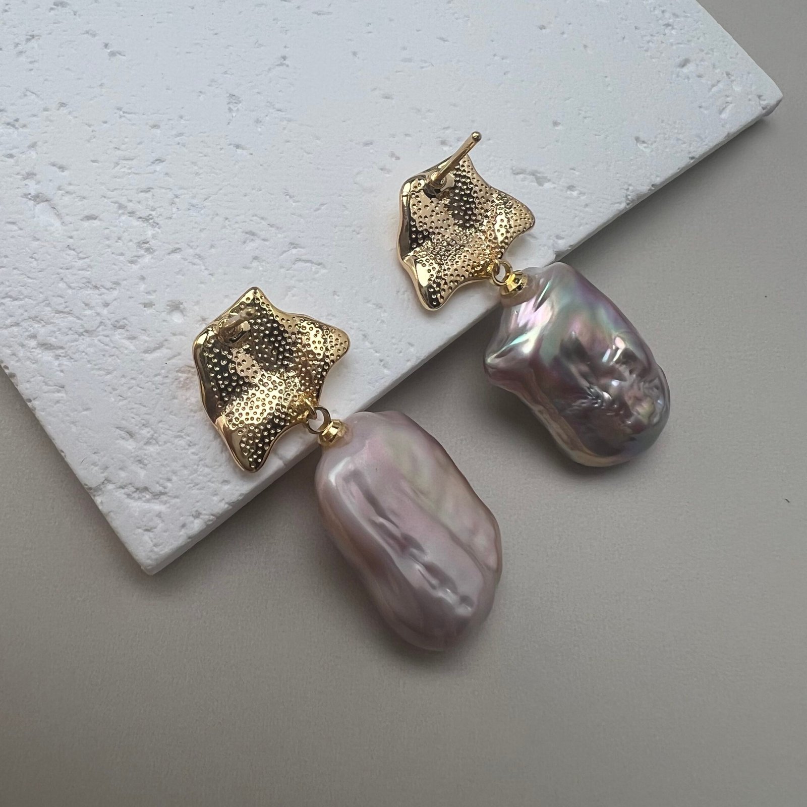 Aurora Baroque Pearl Drop Earrings | Gold-Plated Silver Finish - 图片 2