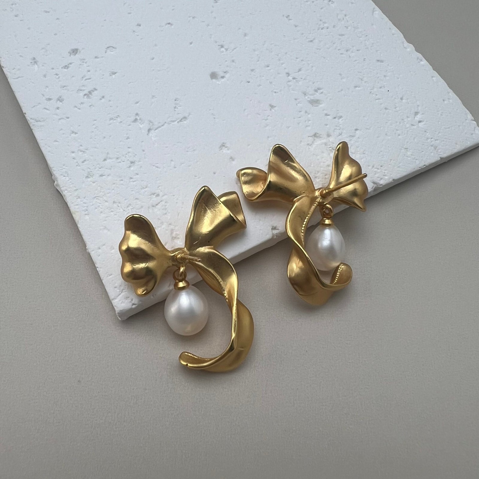 3D Bow Pearl Stud Earrings | Gold-Plated Statement Design - 图片 2