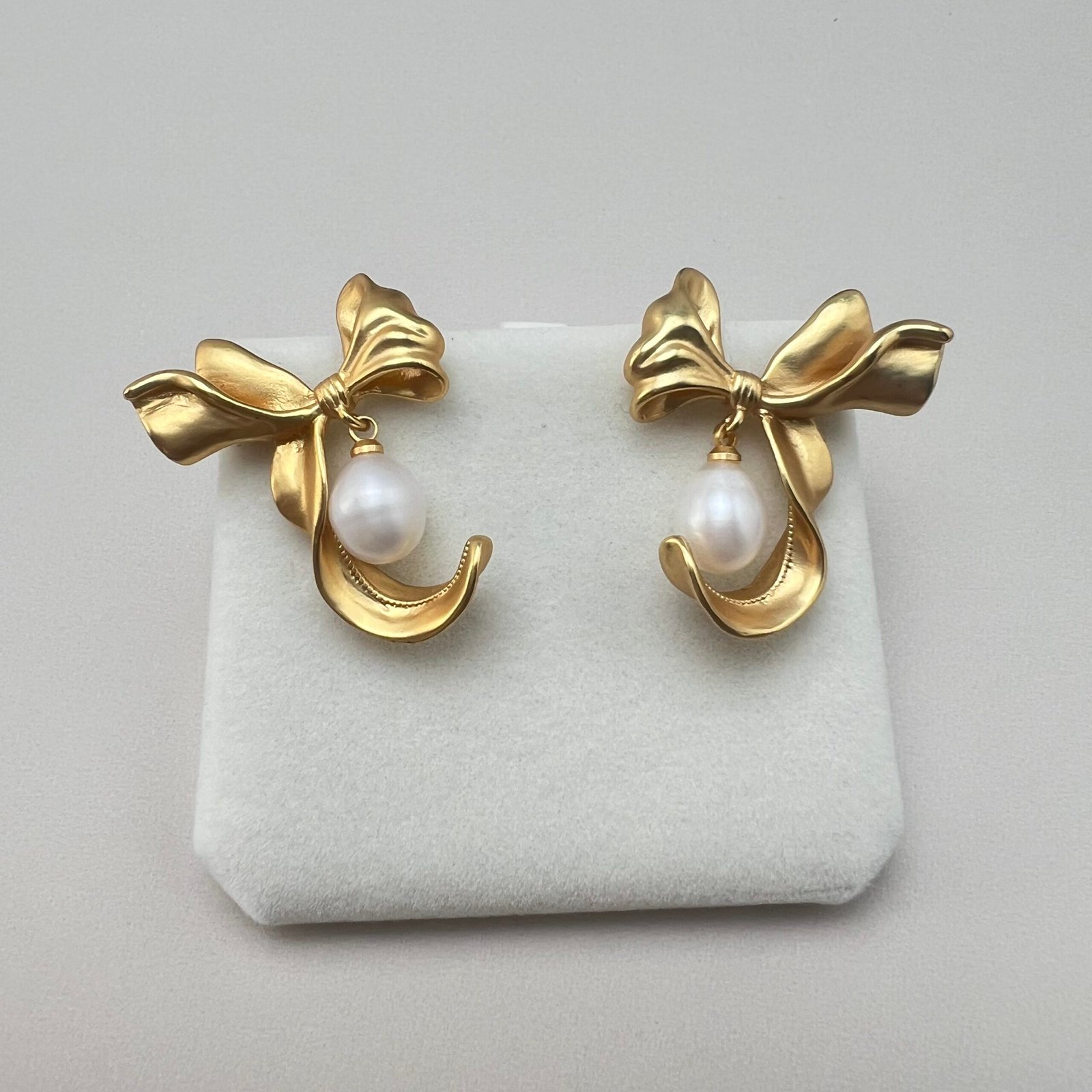 3D Bow Pearl Stud Earrings | Gold-Plated Statement Design - 图片 3