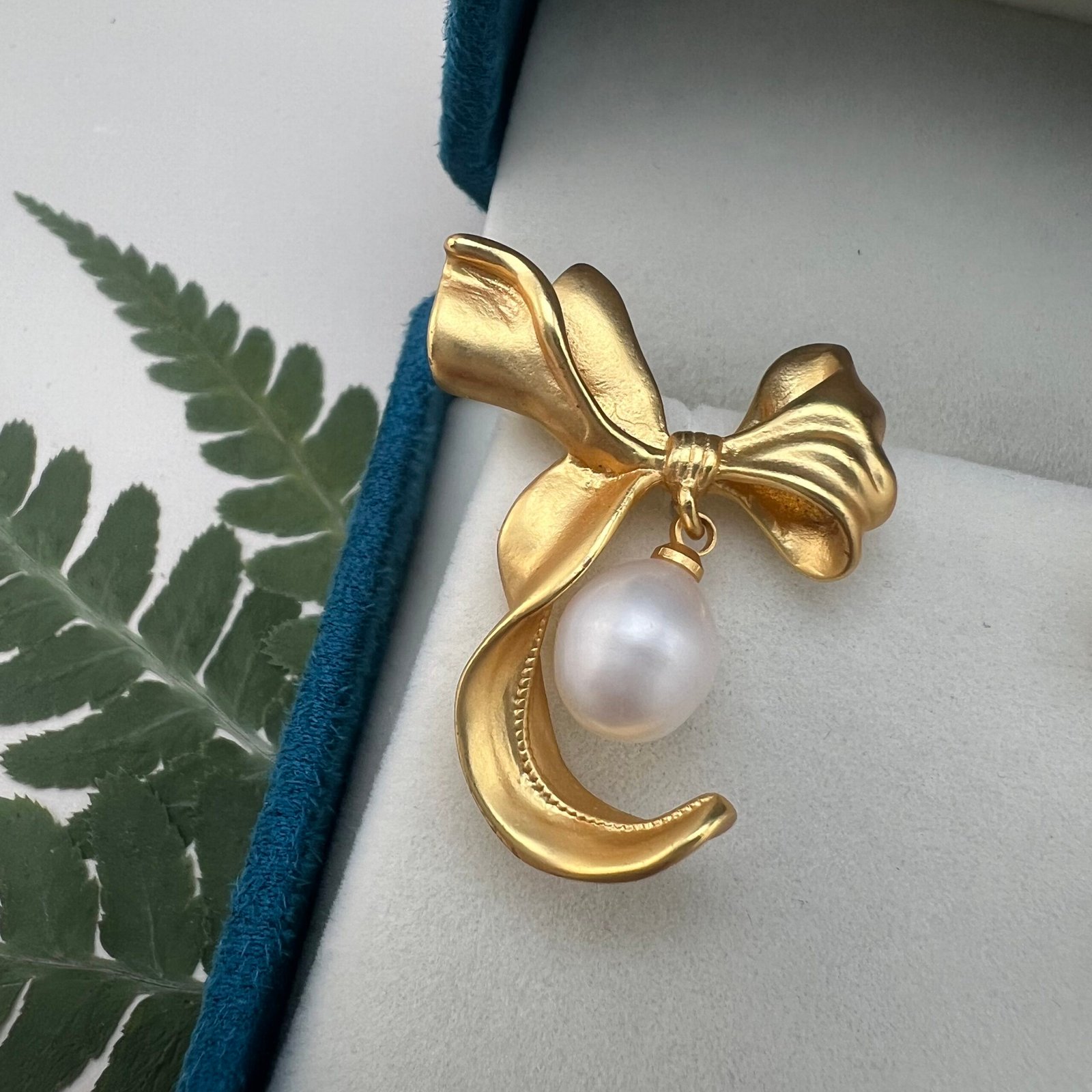 3D Bow Pearl Stud Earrings | Gold-Plated Statement Design - 图片 4