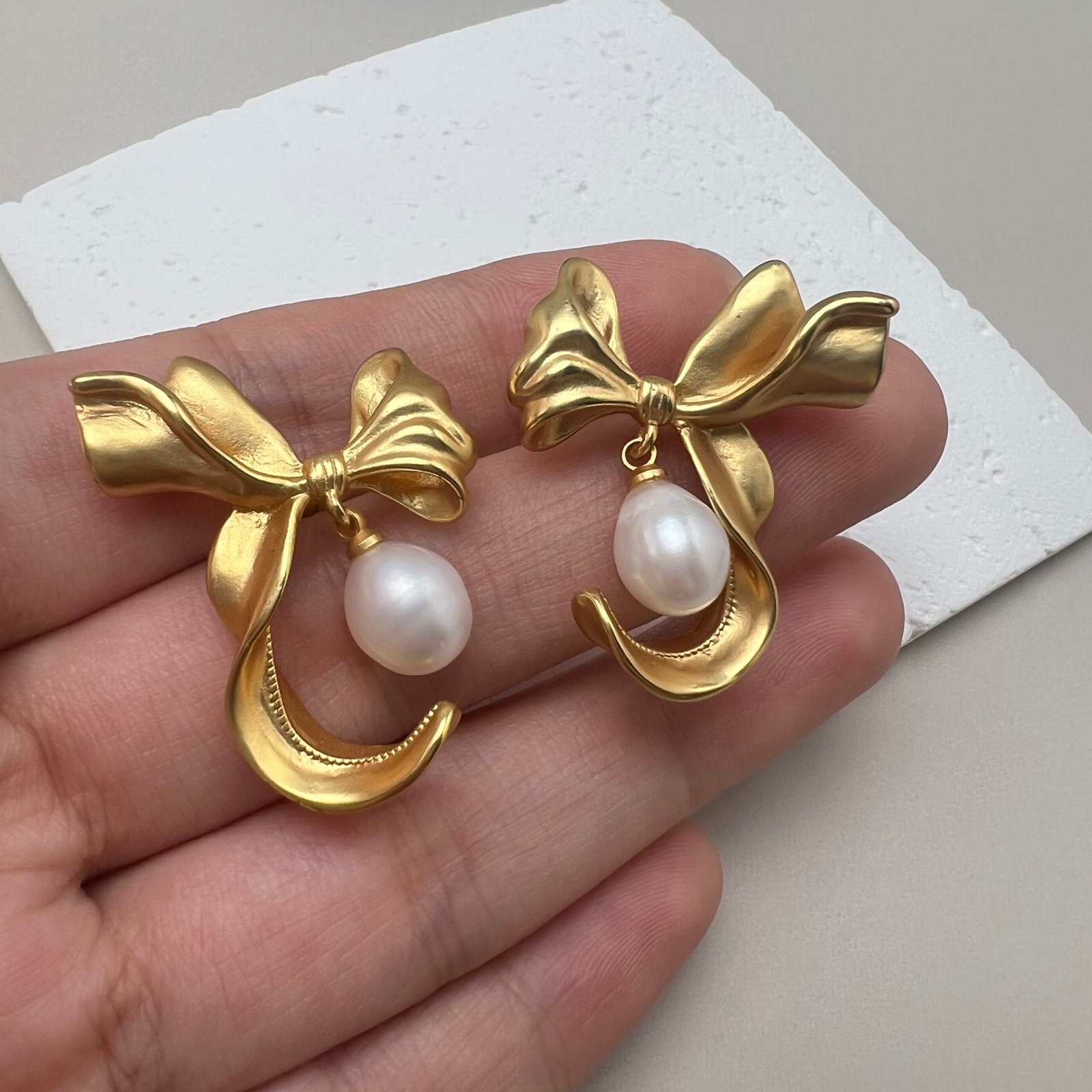3D Bow Pearl Stud Earrings | Gold-Plated Statement Design - 图片 5