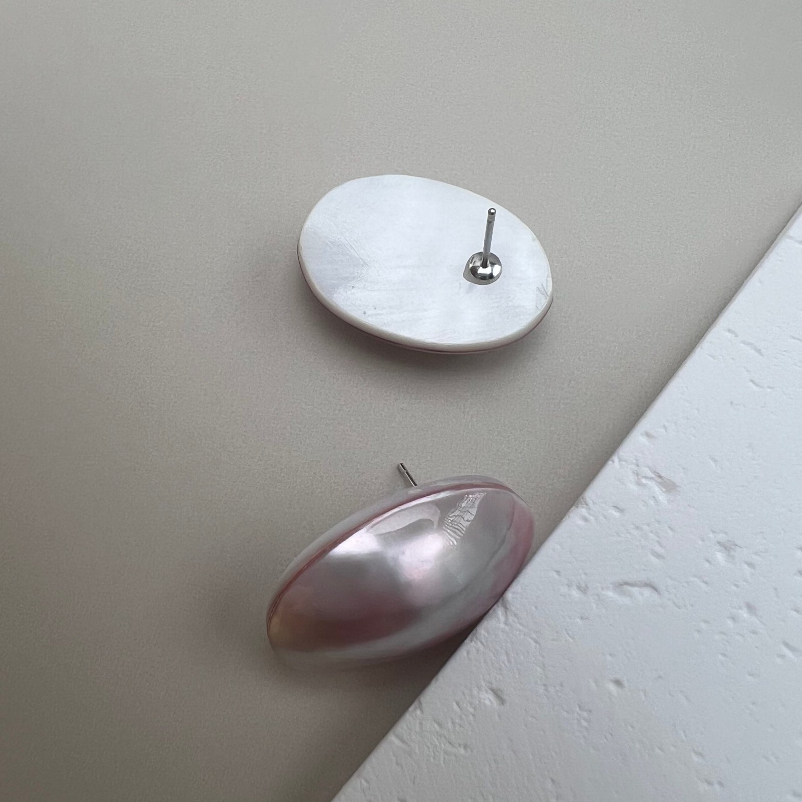 Mabe-Inspired Iridescent Shell Stud Earrings | Natural Shell Statement Design - 图片 5