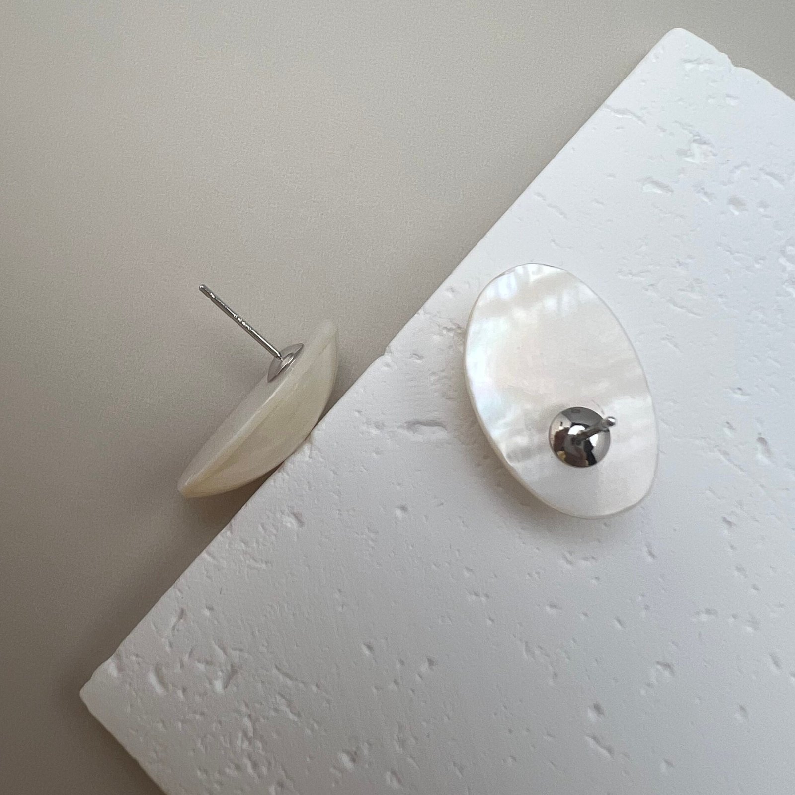 Mabe-Inspired Iridescent Shell Stud Earrings | Natural Shell Statement Design - 图片 7