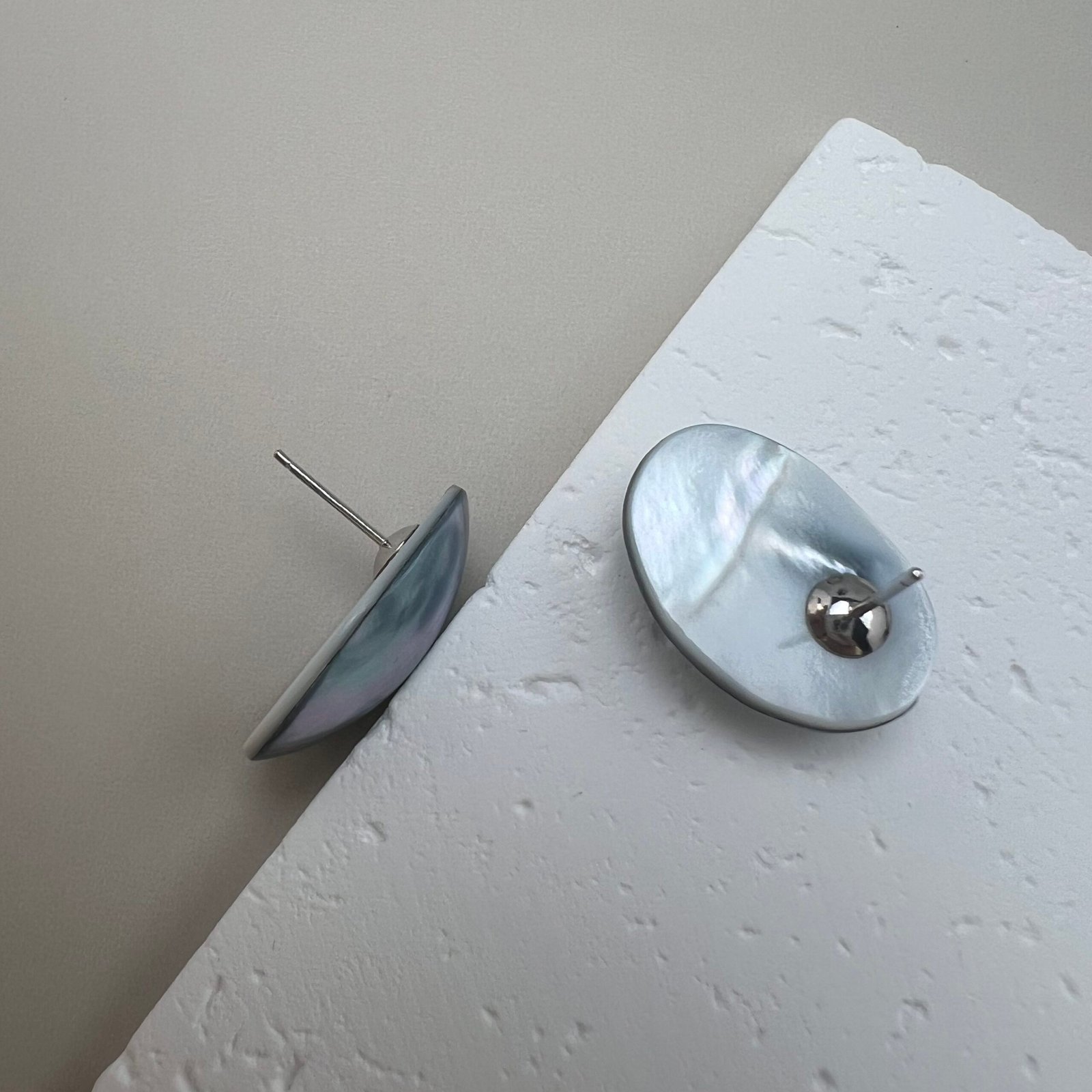 Mabe-Inspired Iridescent Shell Stud Earrings | Natural Shell Statement Design - 图片 6