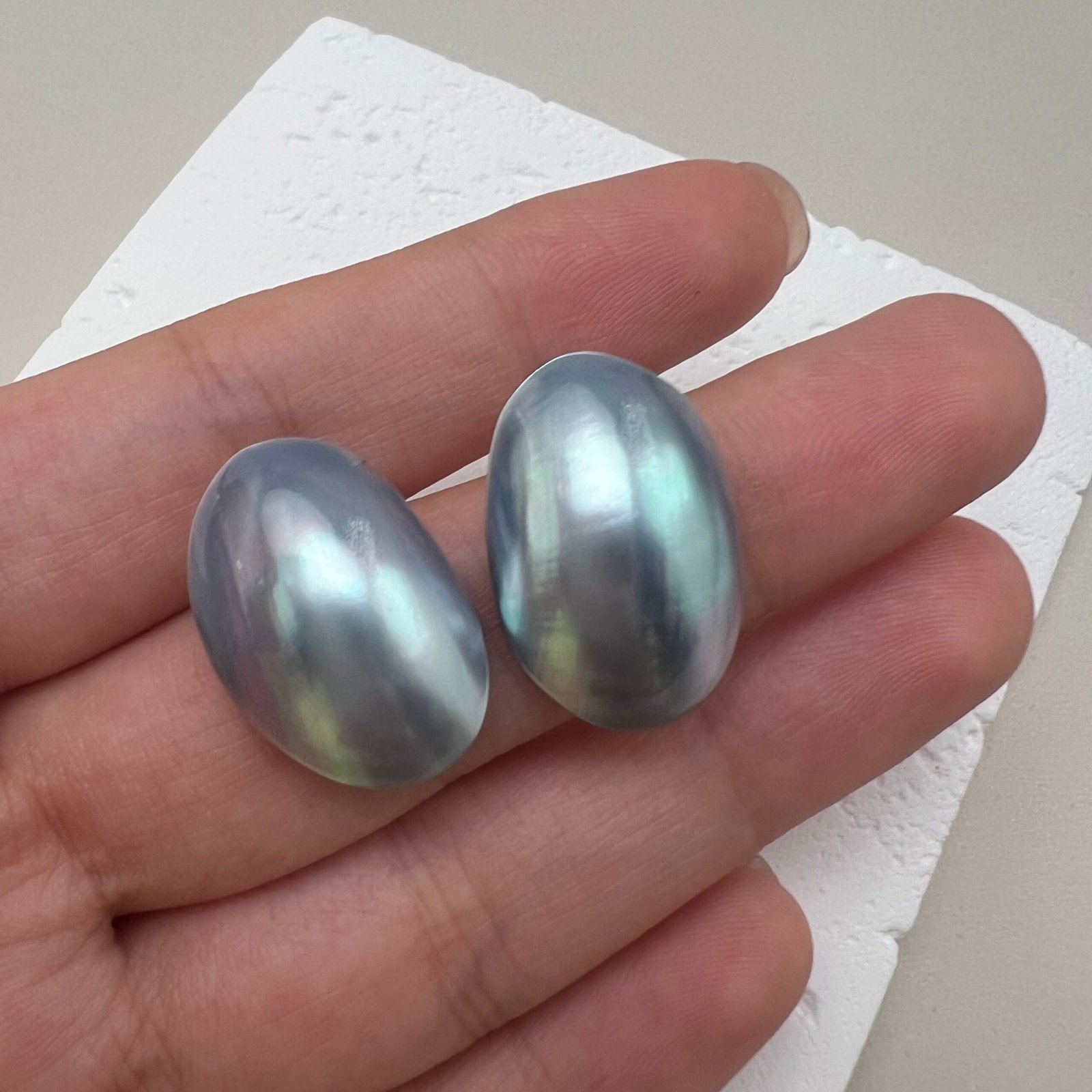 Mabe-Inspired Iridescent Shell Stud Earrings | Natural Shell Statement Design - 图片 3