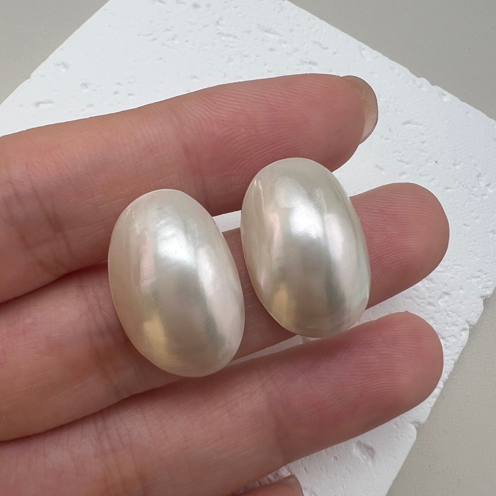 Mabe-Inspired Iridescent Shell Stud Earrings | Natural Shell Statement Design - 图片 4
