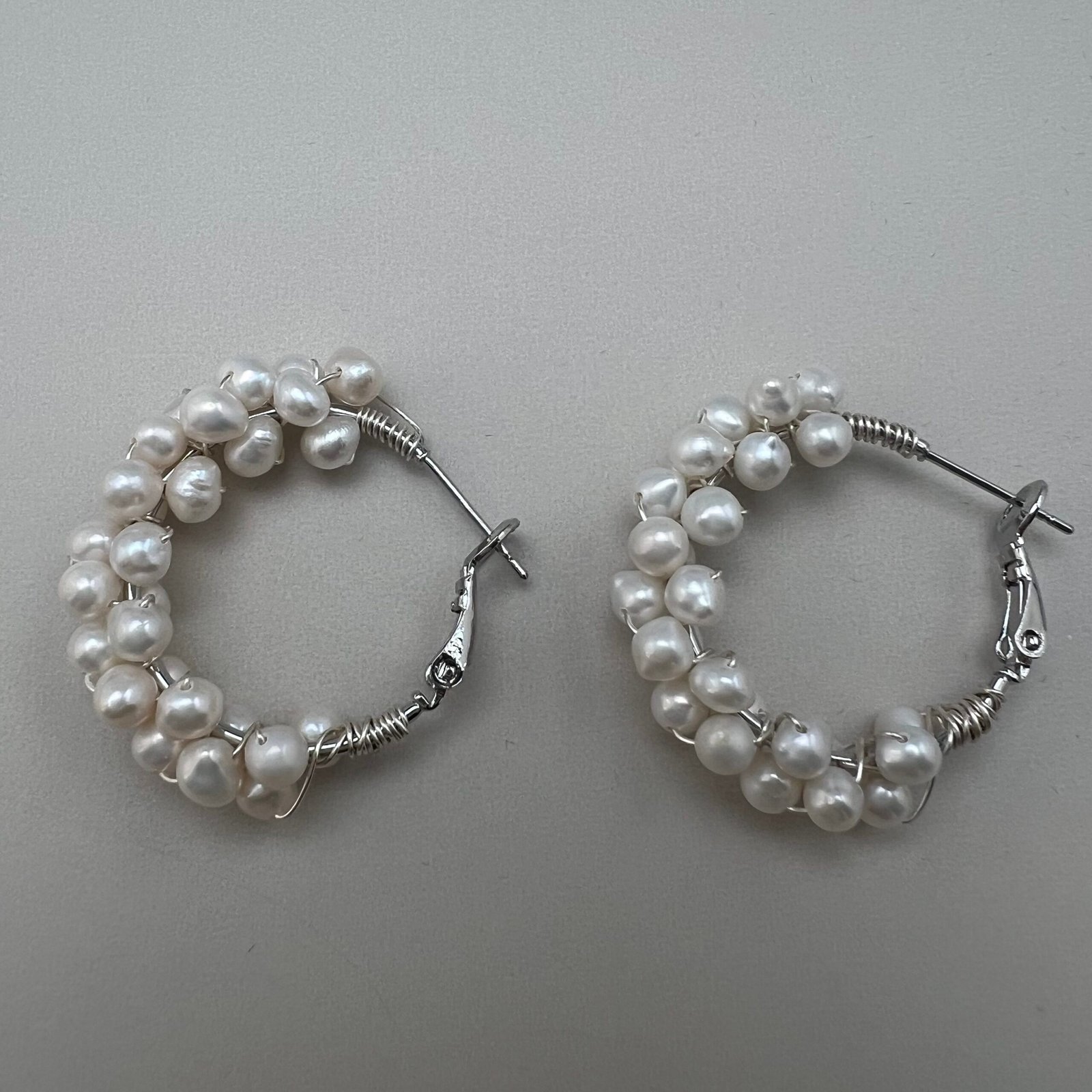 Hand-Strung Pearl C-Hoop Earrings | Delicate Gold-Plated Design - 图片 3